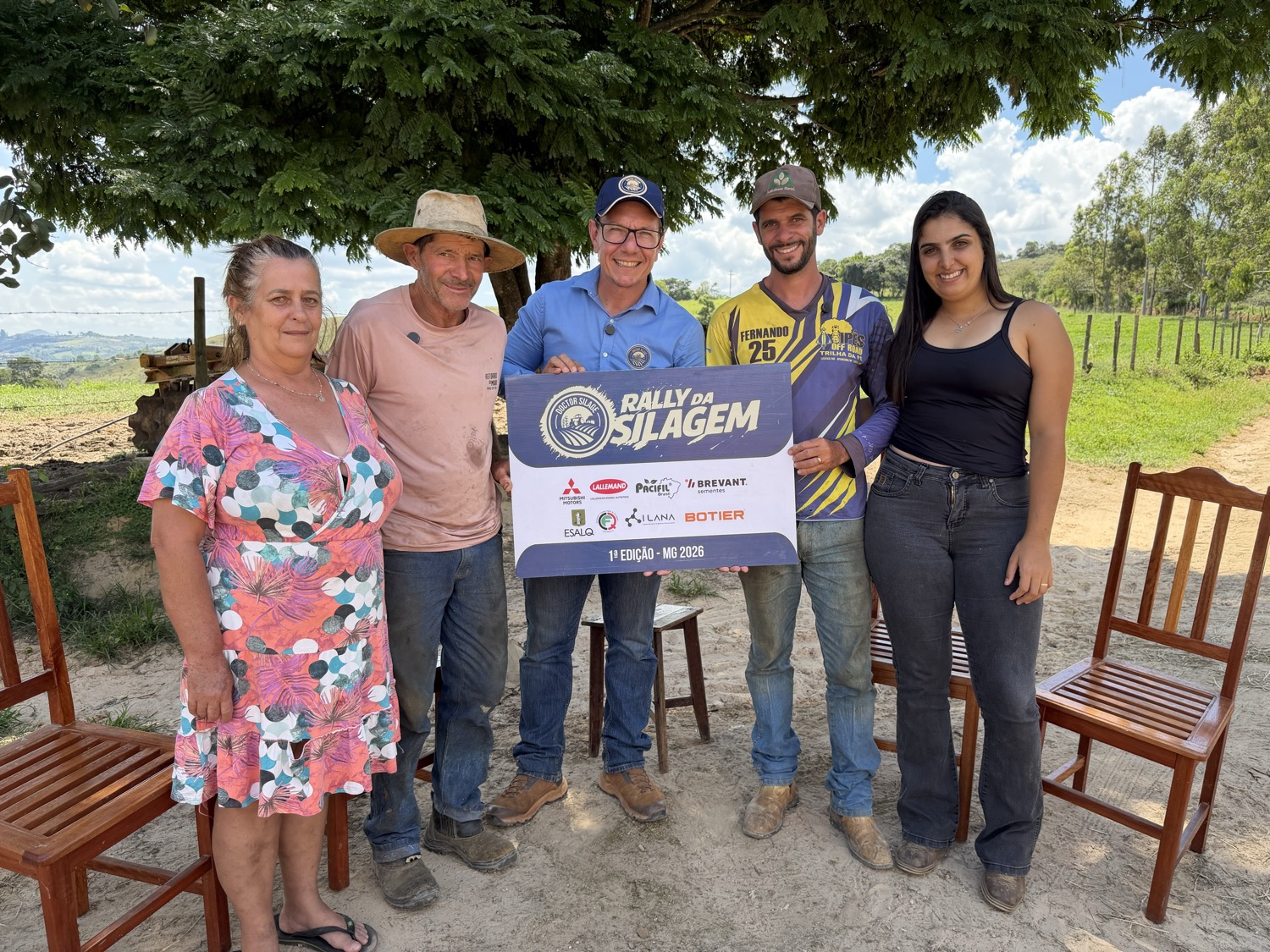 Equipe do Rally da Silagem com produtores em uma fazenda do Sul de Minas, 1ª edição 2026